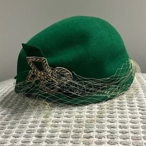 Vintage 1940s 1950s green hat with netting by Dana Marte